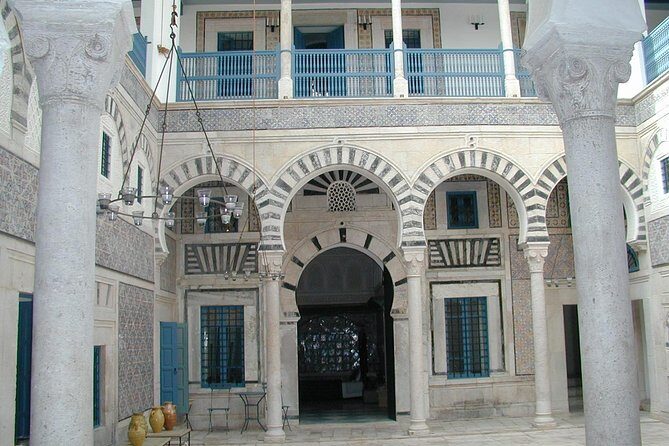 Walking city tour - Walking Tunis from University area to the Medina maze